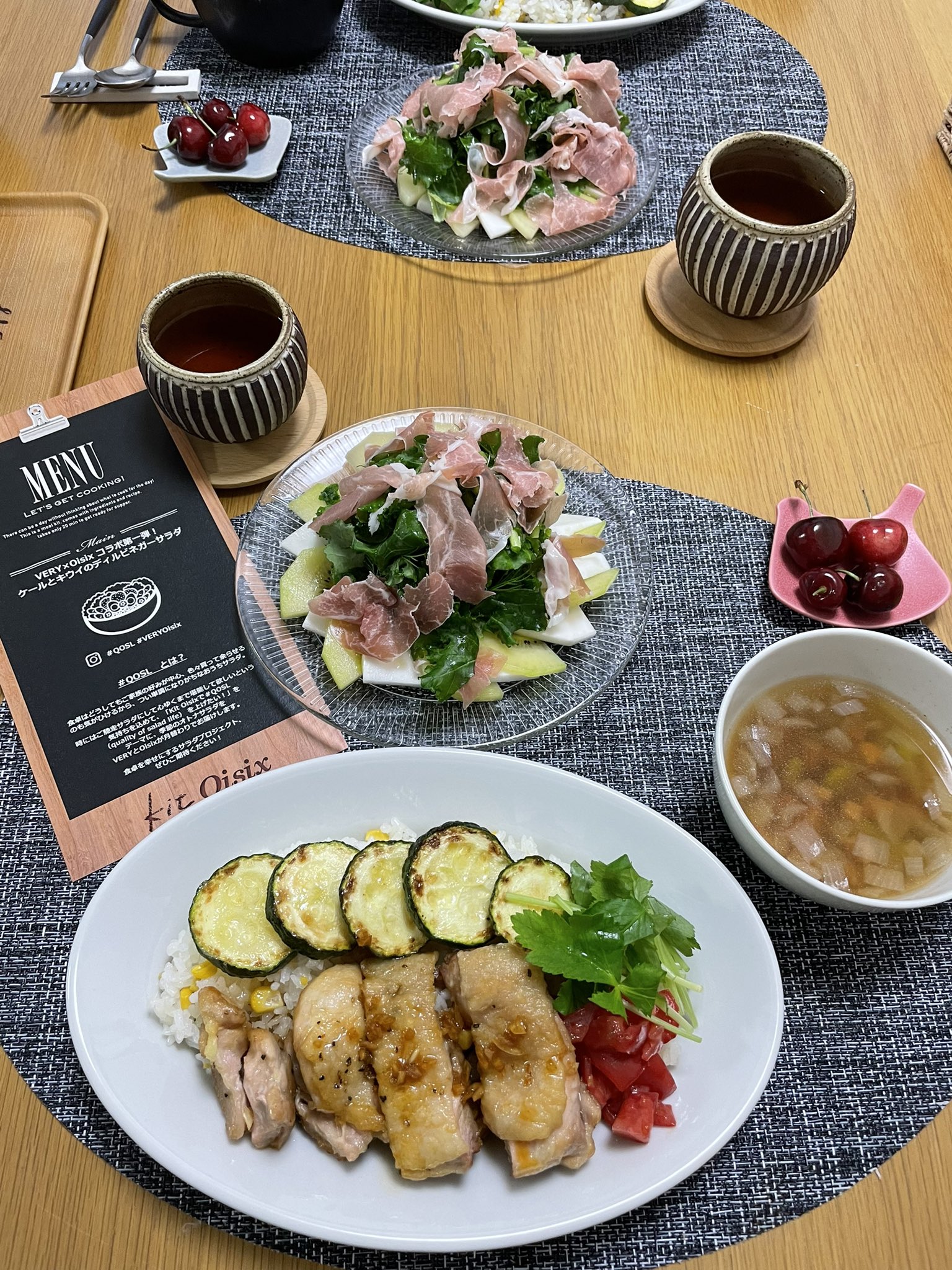 Chie Very Kitoisixのモニターに当選しました ケールとキウイのディルビネガーサラダ ドレッシング が美味しくていつもよりワンランク上のサラダでした メインはチキンステーキガーリックソースとうもろこしごはん添え Qosl Veryoisix Oisix Shiori
