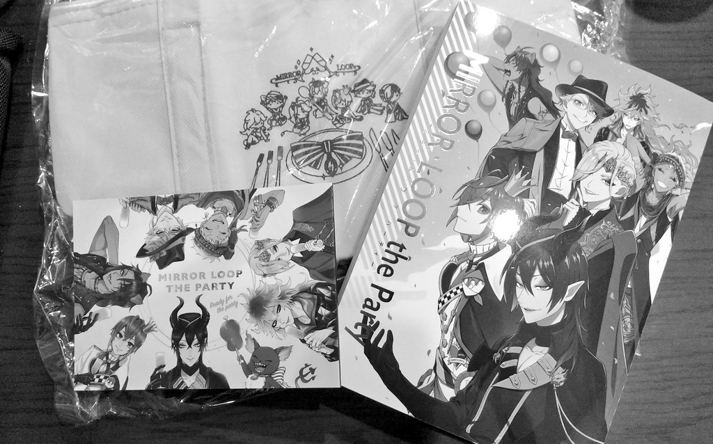 んぎゃ〜〜〜!!!🙌🙌🙌🙌
@MirrorLoop 様に誘って頂いたアンソロ届きました!!ものすごい厚みです!!ありがとうございます!!!発送作業もお疲れ様でした…!!じっくり読ませて頂きます!!
そして写真撮るの下手くそですいません! 