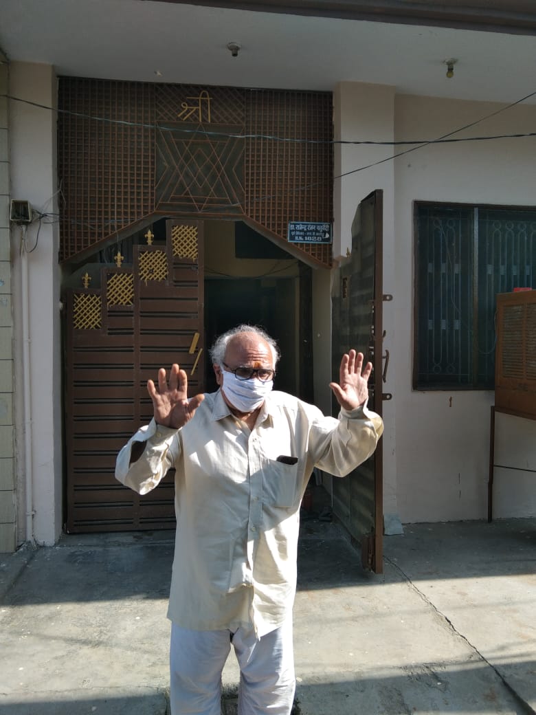 PANIPAT_POLICE's tweet photo. #Panipatपुलिस द्वारा घर पर ऑक्सीजन सिलेंडर पहुंचाने  के बाद बुजुर्ग व्यक्ति पुलिस को आशीर्वाद देते हुए।
@police_haryana
@shashanksawan 
@ipspankajnain 
@igkarnal https://t.co/ZPH0k7Z86I