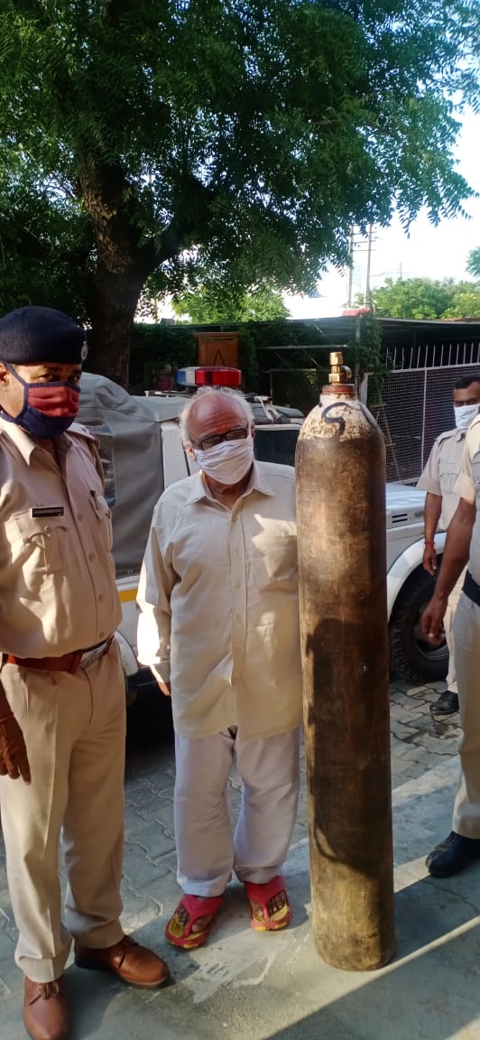 PANIPAT_POLICE's tweet photo. #Panipatपुलिस द्वारा घर पर ऑक्सीजन सिलेंडर पहुंचाने  के बाद बुजुर्ग व्यक्ति पुलिस को आशीर्वाद देते हुए।
@police_haryana
@shashanksawan 
@ipspankajnain 
@igkarnal https://t.co/ZPH0k7Z86I