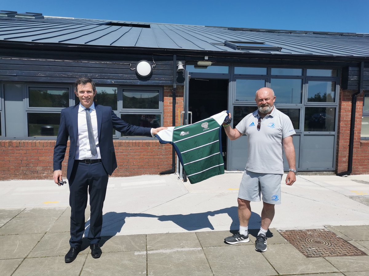 Signed <a href="/eastglendalough/">East Glendalough</a> jersey by the <a href="/leinsterrugby/">Leinster Rugby</a> squad for the @PRO14Officialfinal to principal Mr Craig Petrie, a big shout out to Graham Richmond and students for their support.
🔙😎
#FromTheGroundUp @WicklowRfc <a href="/LeinsterBranch/">Leinster Domestic</a> @WicklowLsp #NeverStopCompeting 🏉