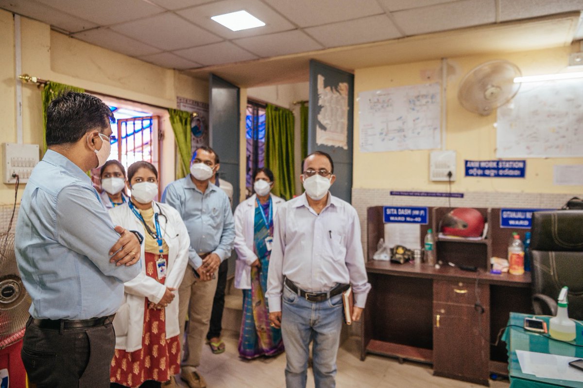 bmcbbsr's tweet photo. BMC Commissioner Shri. Sanjay Kumar Singh today visited various Vaccination Centres of Bhubaneswar to check the arrangements at the centres. Advised all the staff working there for smooth operations of Vaccination process following all guidelines of #COVID19.
#BbsrFightsCOVID https://t.co/APXAiPNpKG