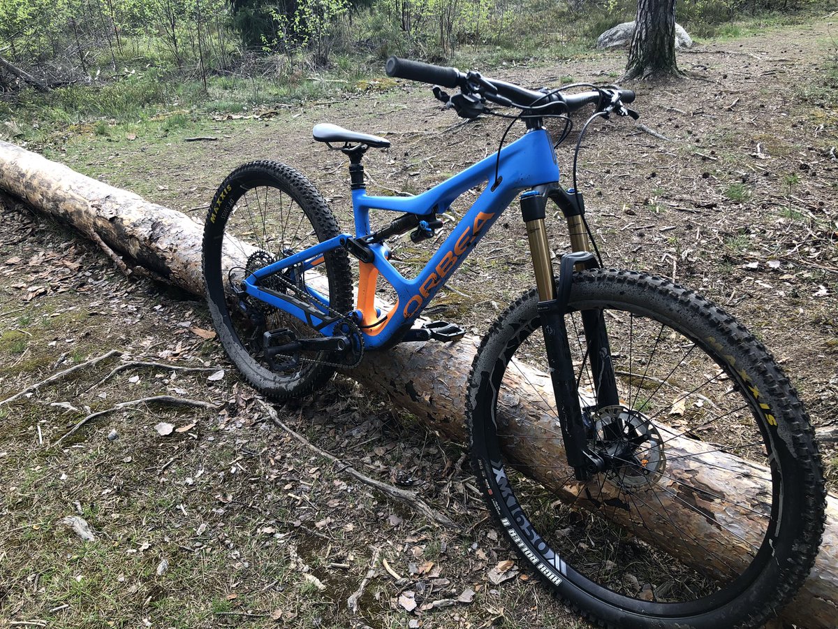 Hiilikuituinen lainaori alla. Vetää sanattomaksi tai ainakin epäuskoisen onnelliseen virneeseen. #satalasissa #unelmienliikuntapäivä <a href="/BayerSuomi/">Bayer Suomi</a>