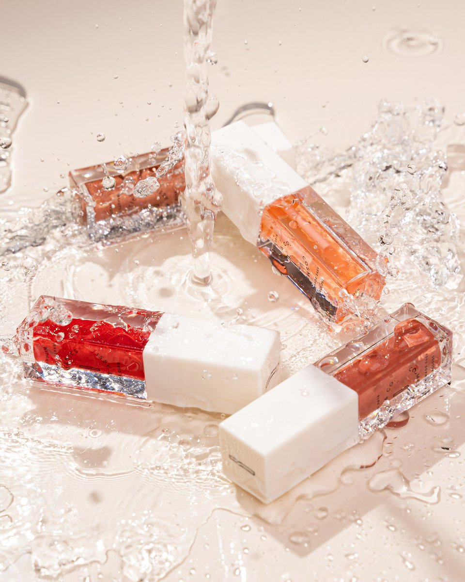 issy_company's tweet photo. Our all new HYDRAGLOSS is here to make a splash! 🌊
Get all the hydration and moisture you need plus a sleek glassy finish! 💦👄✨
#issyandcompany #beautymadeissy #hydragloss https://t.co/RLFK3FCShE