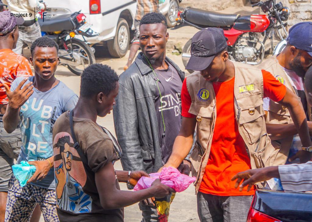 Project9founda1's tweet photo. As a way to commemorate with the Muslim Faithfuls in our community during their Eid Al-Fitr celebrations, Project 9 in conjunction with Faithful Reserve Foundation, decided to share food on the streets of Sabo and Alagomeji communities. Happy Eid-Al-Fitr from everyone at Project9 https://t.co/LLD56Mx2sP