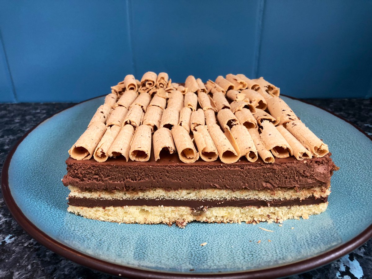 AurelienTaniere's tweet photo. L’Empereur selon la recette de #FredericBau issue du livre #SimplementChocolat @Valrhona @AlbinMichel #chocolate #pastry #Coffee #Yummy https://t.co/0Vjk1nbDM3