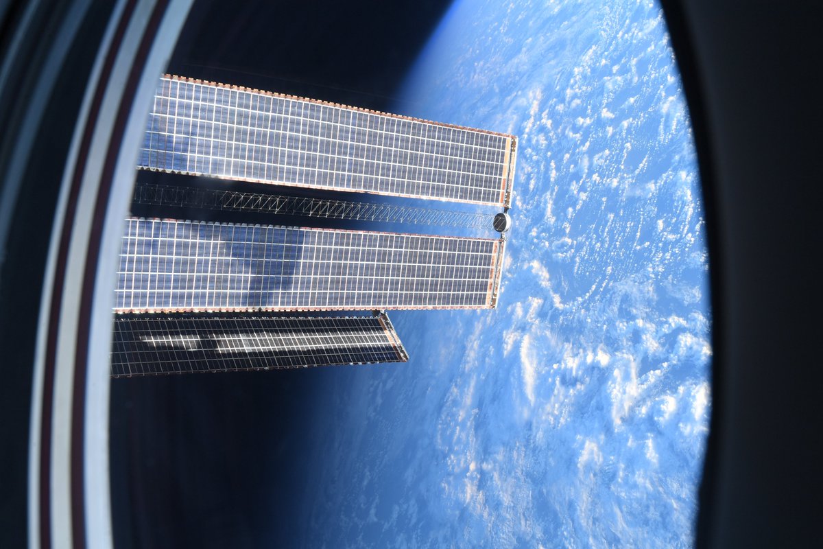 astro_kimbrough's tweet photo. Views from our Crew Dragon Endeavour’s window. You may have heard I am currently sleeping in Endeavour until the new sleep station is ready to go onboard the @Space_Station. Talk about a room with a view! https://t.co/Vxbx8deM9y