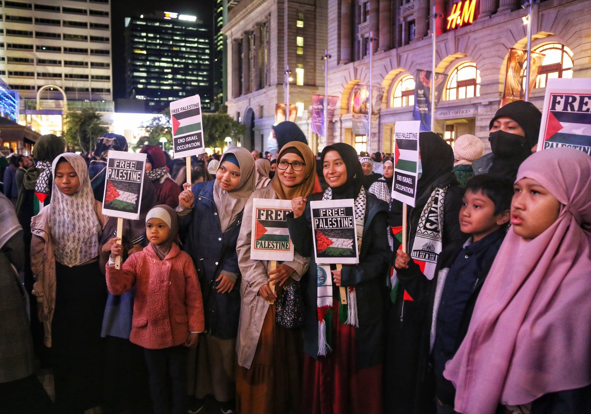 iwilson69's tweet photo. Vigil for Palestine, Perth https://t.co/y2nqdyvKPs