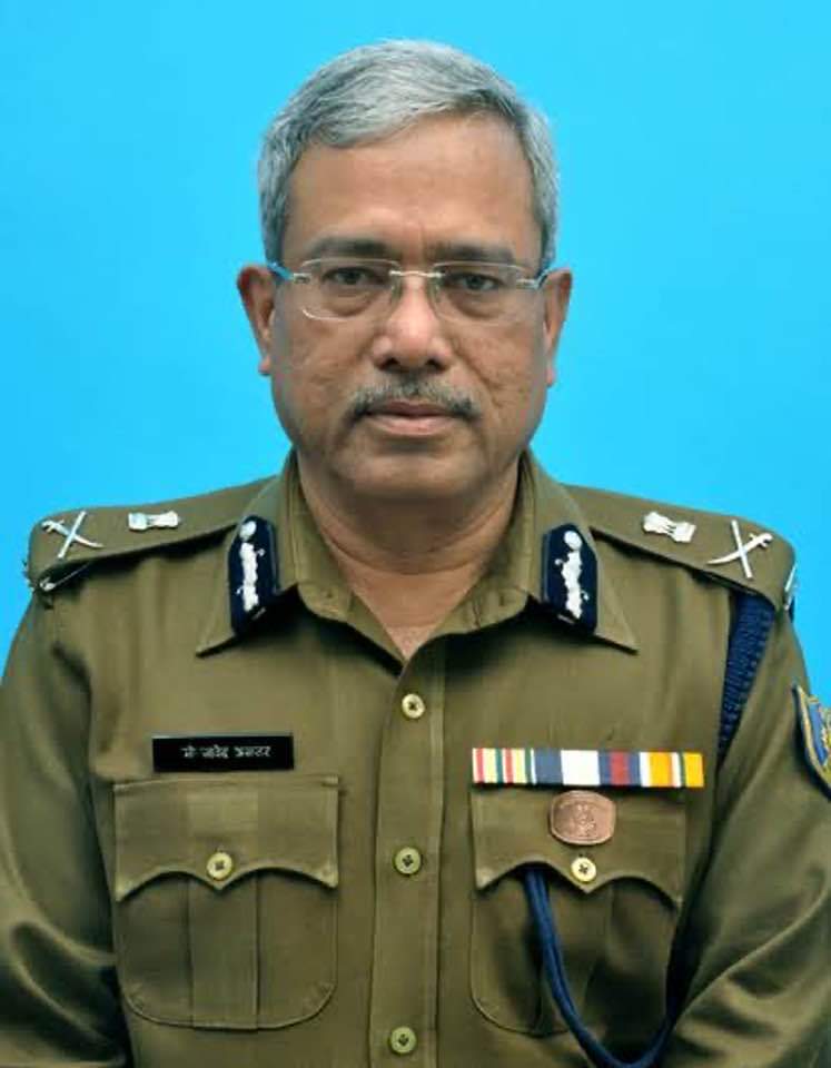 abhikr31873's tweet image. बड़ा पाक दिन चुना जन्नतनशीं होने को आपने जावेद अख्तर सर्। आपकी शख्सियत दीन और ईमान को आईना दिखाने की कुव्वत रखती थी। ये मेरी ख़ुशनसीबी थी कि आपने मेरी नौकरी की शुरुआत में अपने नूर से मुझे नवाज़ा। कोशिश करूंगा के अपने काम से आपकी मोहब्बत और आपकी तालीम का ताउम्र सिला देता रहूँ RIP