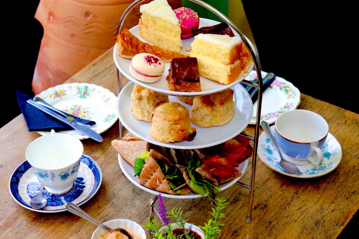 Not long now…

Until we can welcome you back into our newly redecorated tearoom for our fabulous #afternoontea service.
We are taking bookings now for our #reopening on Weds 19th, details on our website:

metro-deco.com ☕️💖

#brighton #metrodeco