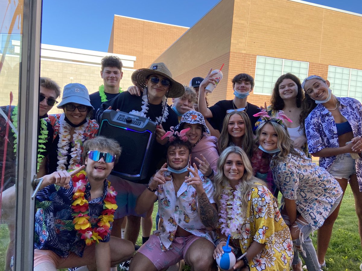 ErinRobinsonSC's tweet photo. Much love to the class of 2021 ❤️❤️ I am going to miss these knuckleheads! https://t.co/wlpxnag3jx