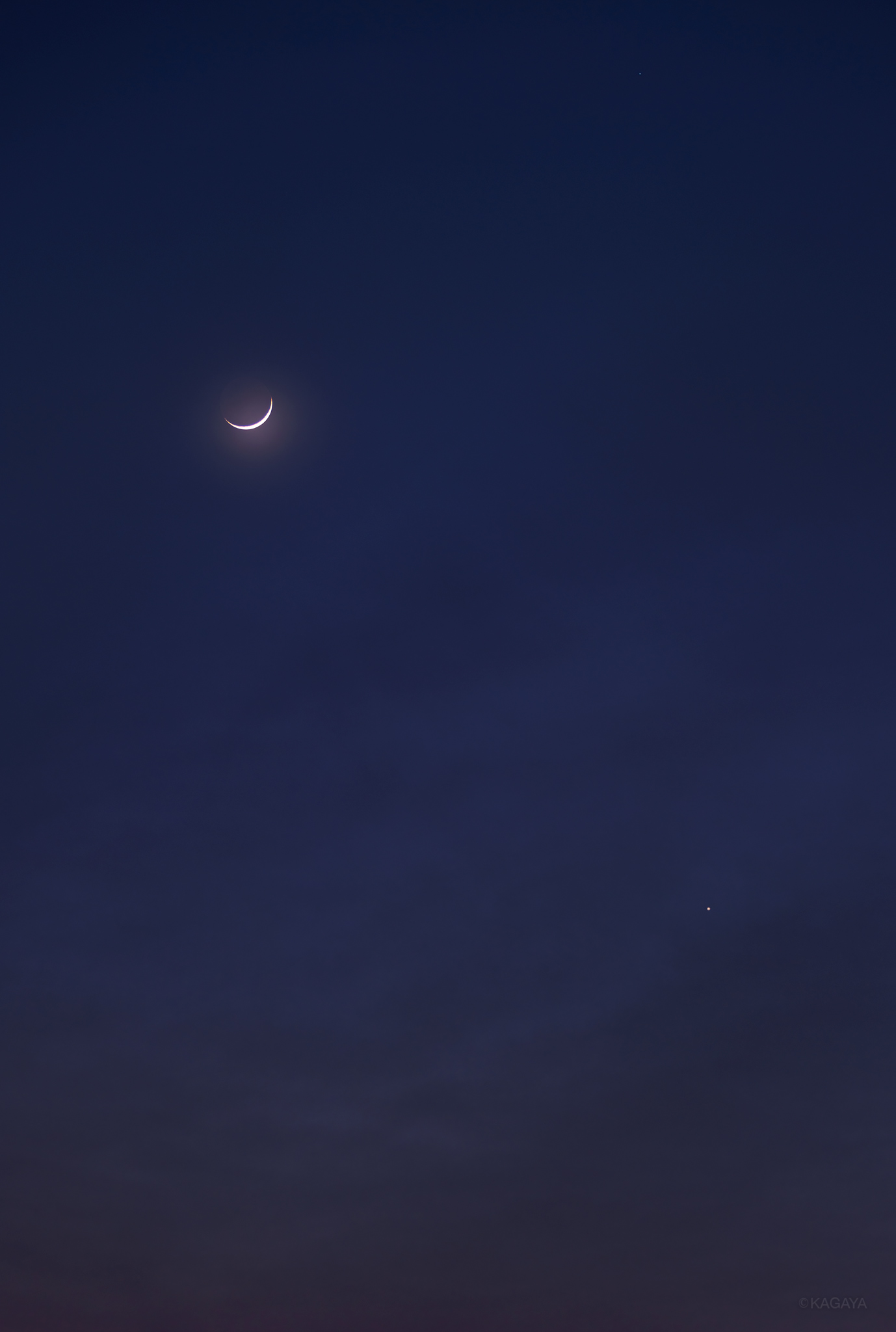 Kagaya 薄雲に潤む三日月と水星 写真右下 水星は地球から見て太陽の方向にあるので 朝か夕の薄明空低くに見えます なかなか見つけるのが難しい水星ですが 今日は近くの月が目印になりました 本日 東京にて撮影 今週もお疲れさまでした