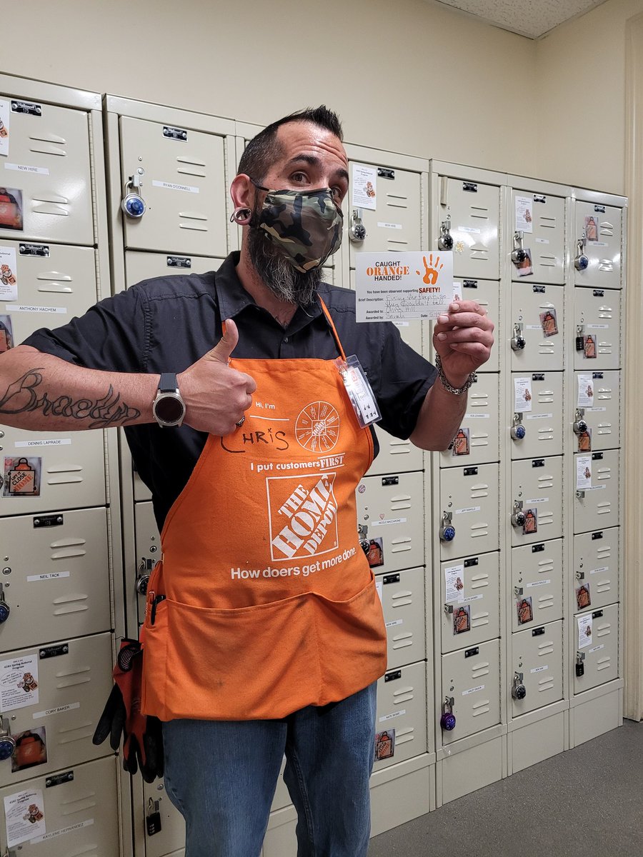 Krawetz_S's tweet photo. Always great to recognize Chris Hill for being proactive for safety!  #SafetyFirst #NEProud #smithfieldrocks @JasonArigoni @ChrisYoungHD @HD4282 @THDMikeP @pgarcia3162015 @BrendaKearney4 https://t.co/Az7fSo3OCu