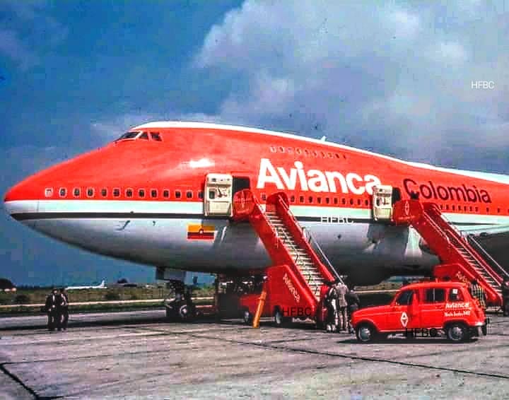 HistoriaFotBog's tweet photo. El Jumbo 747 junto al Renault 4 en el aeropuerto el Dorado.... Bogotá año 1978. https://t.co/nDWwLL2Vk2