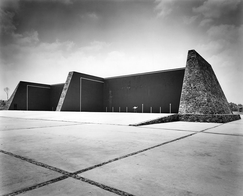 EisenschmidtA's tweet photo. Fronton courts by Alberto T. Arai at UNAM / Ciudad Universitaria, México City, 1952.
#research #sublimeform #scaleinarchitecture #mexicocity #unam #fronton #frontones https://t.co/WOQbEMcnII