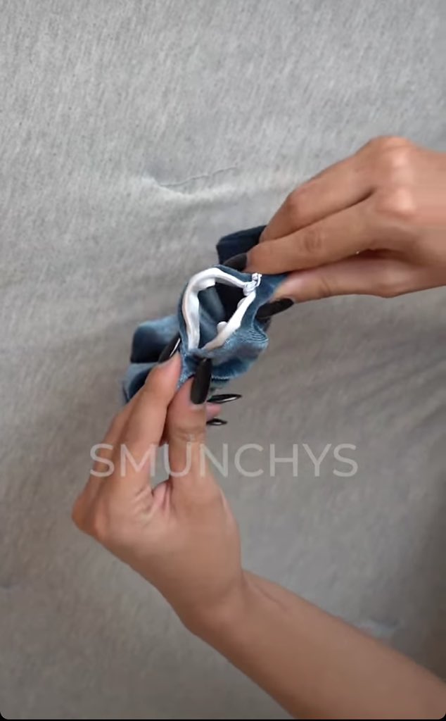 Ladies (&amp; dudes with long hair)...
Smunchys?! A scrunchie “stash pocket!”
Perfect for upcoming tour. Genius. 🤯