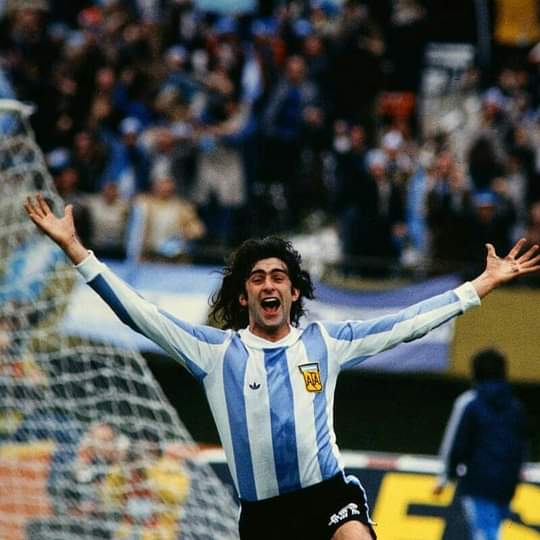 NDGDKempes's tweet photo. #BuenViernes #ElMatador Kempes #NoDigaGolDigaKempes 🇦🇷🏆⚽🏟 https://t.co/4AtbrqMETu