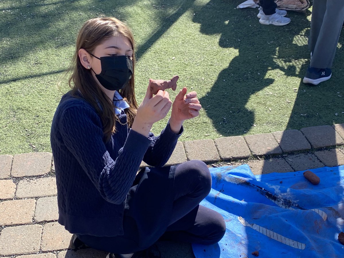 KellsElementary's tweet photo. A beautiful day for outdoor art class #sculpting #creativity #KellsProud #KellsLife https://t.co/KQbvsQtVs1