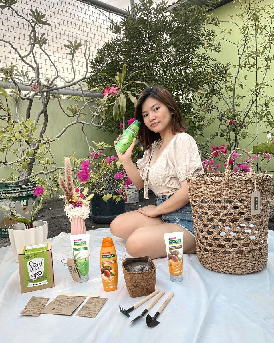 Jhoannaaxx's tweet photo. I also use @_PalmolivePH Naturals Ultra smooth variant packed with aloe vera for that #Fingercombed smooth hair!

Now I can say hello to #GandangNatural.
From #BugbogHairToBeautiful ✨🤎 https://t.co/7FJxShI2cT