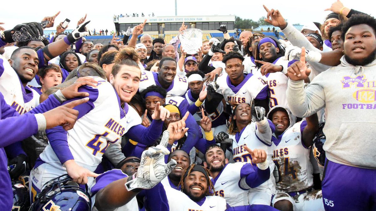 InsideHBCUFball's tweet photo. Good morning HBCU Nation!

S/O to @miles_football @GoldenBearsofMC @MilesCollege and all of the Golden Bears out there. Led by Head Coach Reginald Ruffin the Golden Bears are the reigning Champions of @TheSIAC https://t.co/JYZyELYkRz