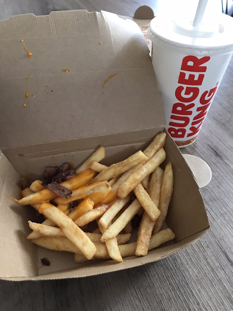 MelinaCct's tweet photo. Sérieusement @BurgerKingFR ? C’est gentil de penser à mon summer body mais c’est légèrement beaucoup abusé... (4 frites, 3 gouttes de fromage et 2 bout de bacon) https://t.co/f4c0krdkJS