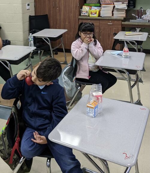 An apple a day keeps the doctor away. Our 2nd graders in Mrs. Arnold’s class opted for a healthy breakfast this morning for @MNPS_kidshealth’s #MNPSWellnessWeek2021 #FoodieFriday.