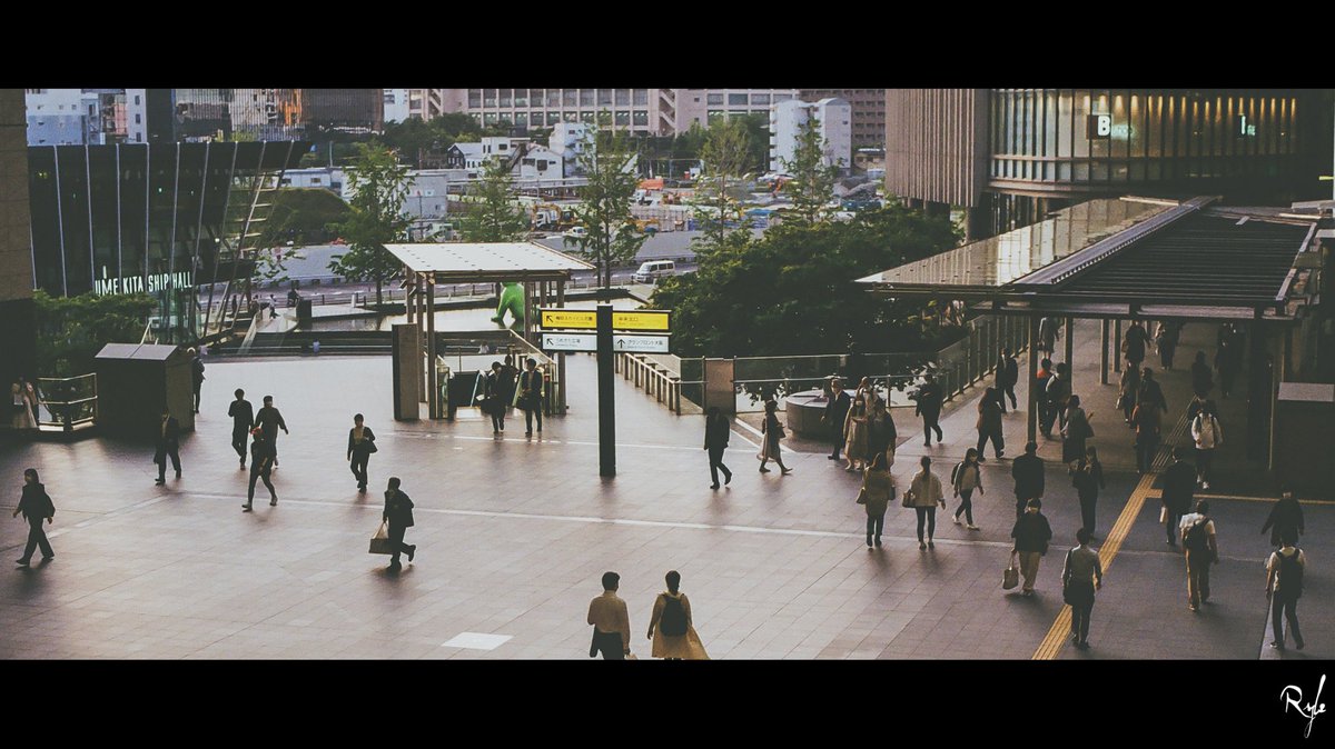 jwryle's tweet photo. Osaka Station

#rollei #rollei35s 
#fujifilmsuperiapremium400
#nikon #nikonF100
#nikon50mmf18g 
#kodak #kodakgold200 
#フィルム #フィルム写真
#フィルムカメラ
#大阪 #大阪駅 #梅田 #梅田駅
#写真好きな人と繋がりたい 
#ファインダー越しの私の世界 https://t.co/YmjJPyOEms