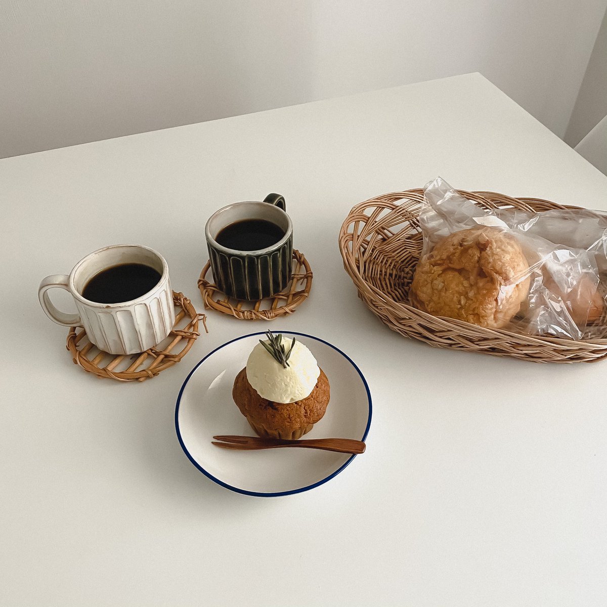 mapooo_t's tweet image. 渋谷にあるパン屋「#greenthumb」でおうちモーニング！このキャロットケーキ可愛いのにおいしかった〜。メロンパンもサクサクでおいし。夜に行ったから一番人気のあんバターは売り切れ。。。今度リベンジ！営業時間は8:00〜19:00まで👌
#東京パン屋 #渋谷パン屋