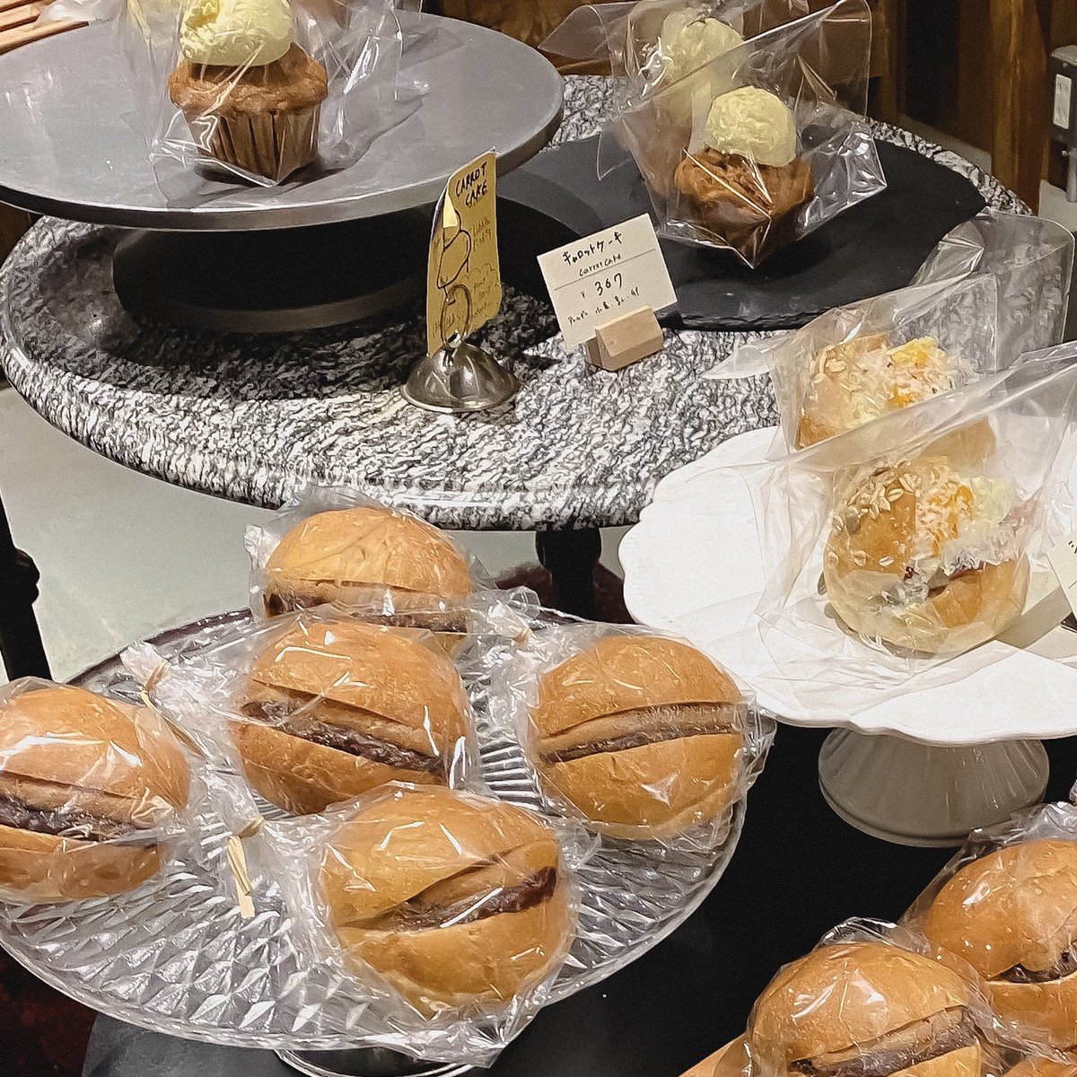 mapooo_t's tweet image. 渋谷にあるパン屋「#greenthumb」でおうちモーニング！このキャロットケーキ可愛いのにおいしかった〜。メロンパンもサクサクでおいし。夜に行ったから一番人気のあんバターは売り切れ。。。今度リベンジ！営業時間は8:00〜19:00まで👌
#東京パン屋 #渋谷パン屋