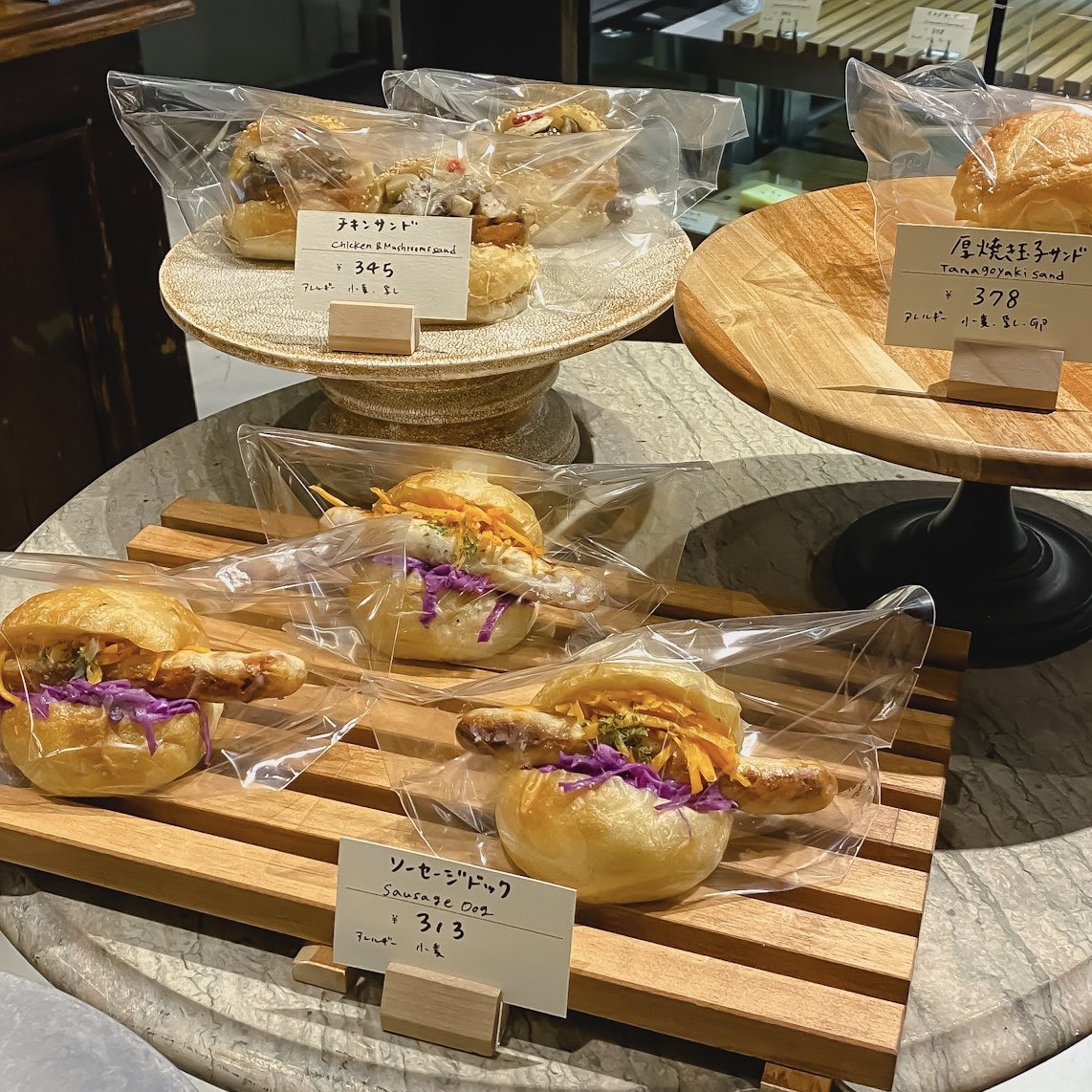 mapooo_t's tweet image. 渋谷にあるパン屋「#greenthumb」でおうちモーニング！このキャロットケーキ可愛いのにおいしかった〜。メロンパンもサクサクでおいし。夜に行ったから一番人気のあんバターは売り切れ。。。今度リベンジ！営業時間は8:00〜19:00まで👌
#東京パン屋 #渋谷パン屋