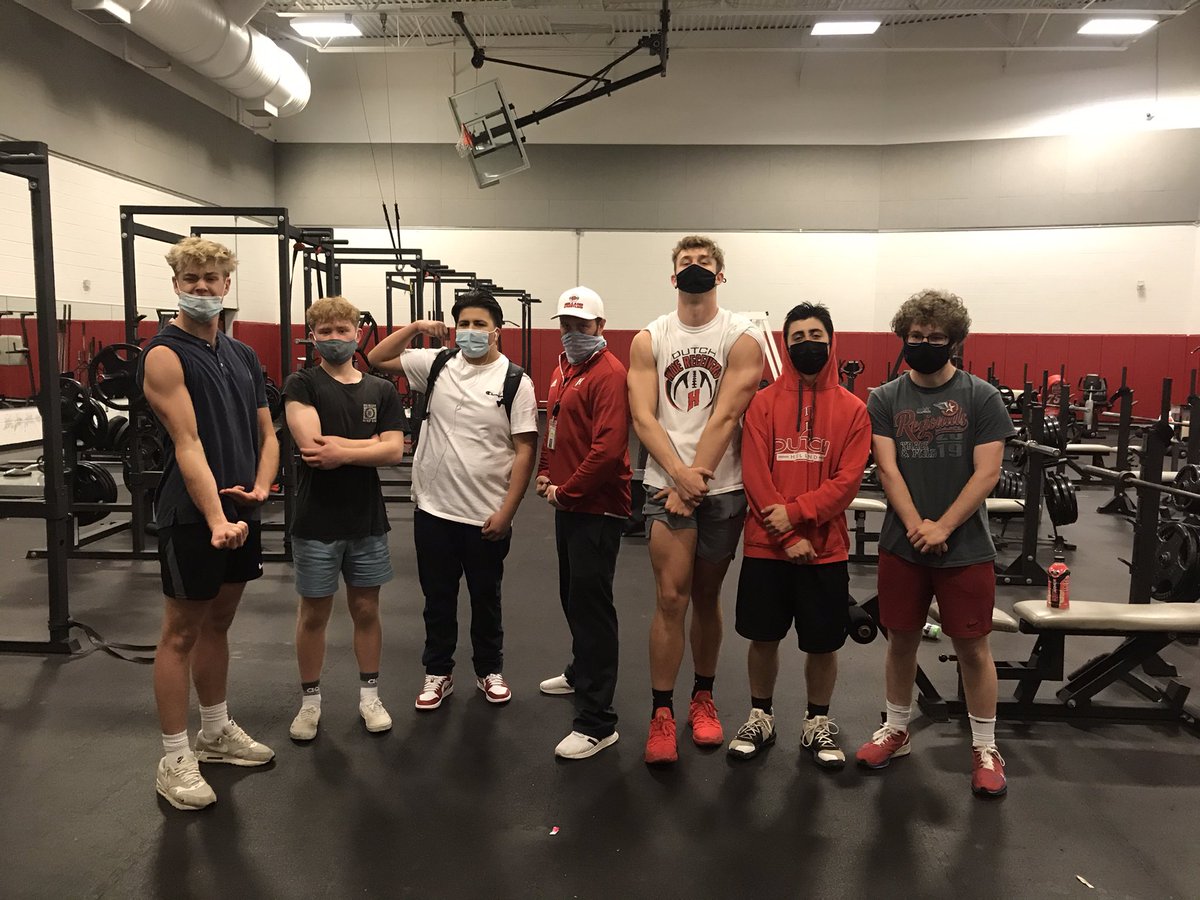 Coach_Lewin's tweet photo. 2nd hour seniors getting one last pump in on their last day! #HHSPE https://t.co/mBn0L7tVlQ