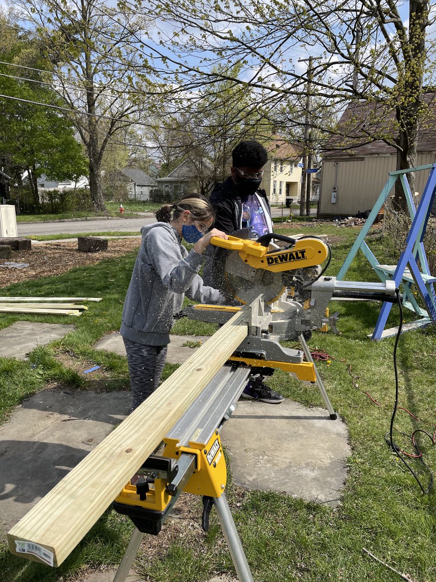 DetroitShoreway's tweet photo. Our Youth Leadership Council is working on a new public art project...with the help of artist Bryant Anthony and @ksuCUDC's Making Our Own Spaces! Save the date for an unveiling at Current (@78thStStudios) on May 29! @MyComCLE1 https://t.co/PPNXZB0vdX