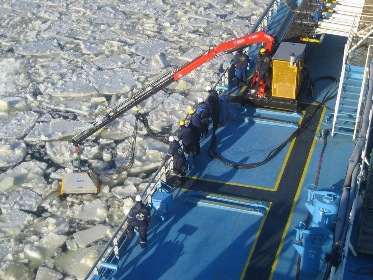 CoastGuardCAN's tweet photo. We will be purchasing ice skimmers from GRIFFIN Engineered Systems Inc. to improve our capacity to respond to oil spills on ice covered waters. These skimmers have been made to collect oil that can get as thick as peanut butter! https://t.co/6ptUhkZ9Hr 
#OceansProtectionPlan https://t.co/blNHJtGA7O