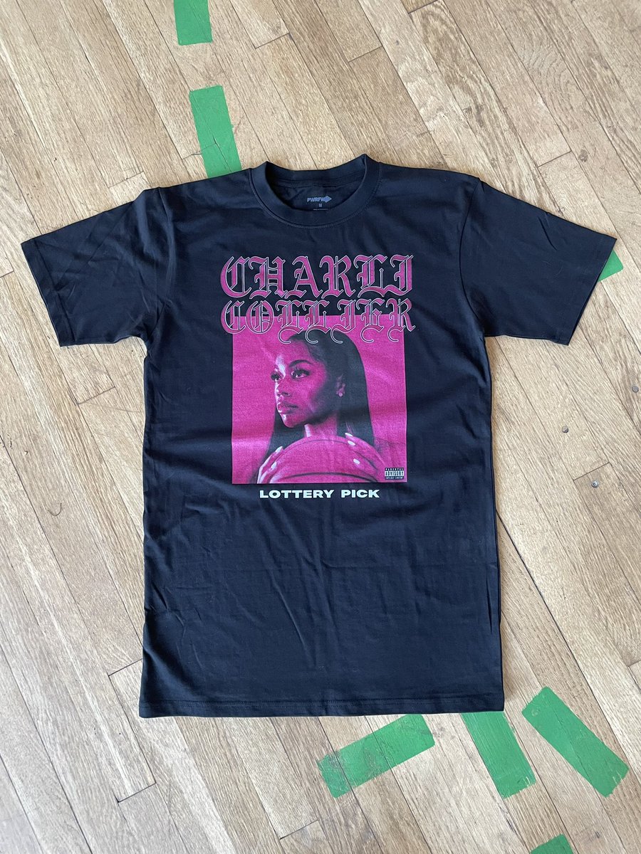 PWRFWDteam's tweet photo. Game 4: Our Creative Director is based in Fort Worth so it’s only right that we’re rocking with multiple @DallasWings players.

Arike: https://t.co/GW2CV3iMkR 
Satou: https://t.co/kncnfOUqm8 
Charli: https://t.co/eyjwV0nYce 

#WNBA #WNBATwitter #takeflight https://t.co/rHMbsjwaFo