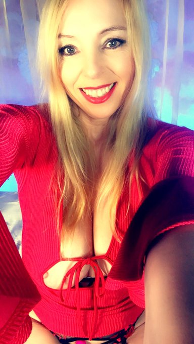 I&rsquo;m back on screen tonight from 11pm to 5am @S66Cams can&rsquo;t wait xx 😘 https://t.co/RhVyNWRR5C<a class="tags" target="_blank" title="On Twitter" href="/?out=eyJ0eXAiOiJKV1QiLCJhbGciOiJIUzUxMiJ9.eyJpYXQiOjE3MjE4NTcxMTcsImlzcyI6InR3cG9ybnN0YXJzLmNvbSIsIm5iZiI6MTcyMTg1NzExNywiZXhwIjoxNzUzMzkzMTE3LCJyZWRpcmVjdF91cmwiOiJodHRwczovL3R3aXR0ZXIuY29tL1M2NkNhbXMifQ.kqLm80HNjzB0yVNWKnm2WOMFVrgchHzqXzkPzB6qLgeY1TTSaZl7JRC8bBLB2YzKzM3SJax0YC25PIPvObpURQ">@S66Cams</a><a href="/tag/wedges"class="tags"><span>#wedges</span></a><a href="/tag/cardigan"class="tags"><span>#cardigan</span></a><a href="/tag/nylons"class="tags"><span>#nylons</span></a><a href="/tag/spectacles"class="tags"><span>#spectacles</span></a><a href="/tag/milfin"class="tags"><span>#milfin</span></a>