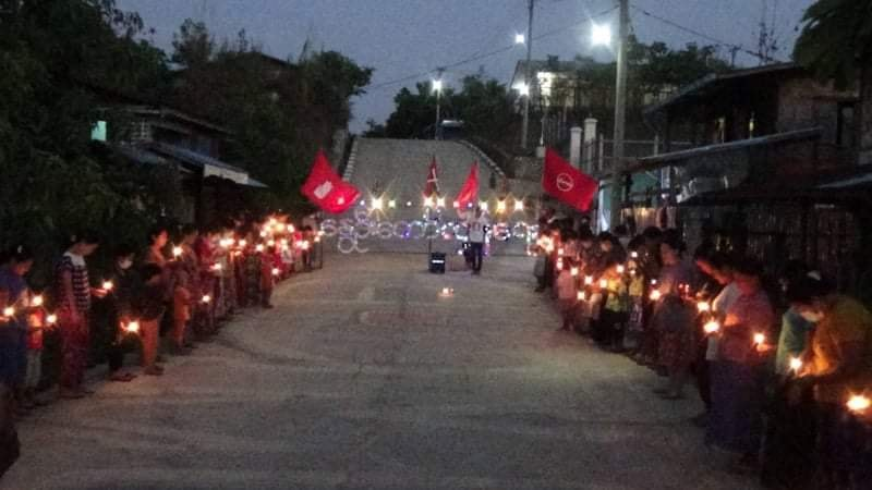 sfys_nn's tweet photo. "Spring Revolution" night strike held in Aye TharYar village, #HpaKant, Kachin State tonight, on May 14.
People gathered up together, shouted the anti-coup slogans in unison &amp; performed the word "PDF" with candle lights in support of #PeopleDefenceForce.
#WhatsHappeningInMyanmar https://t.co/cYMWKJAMBy