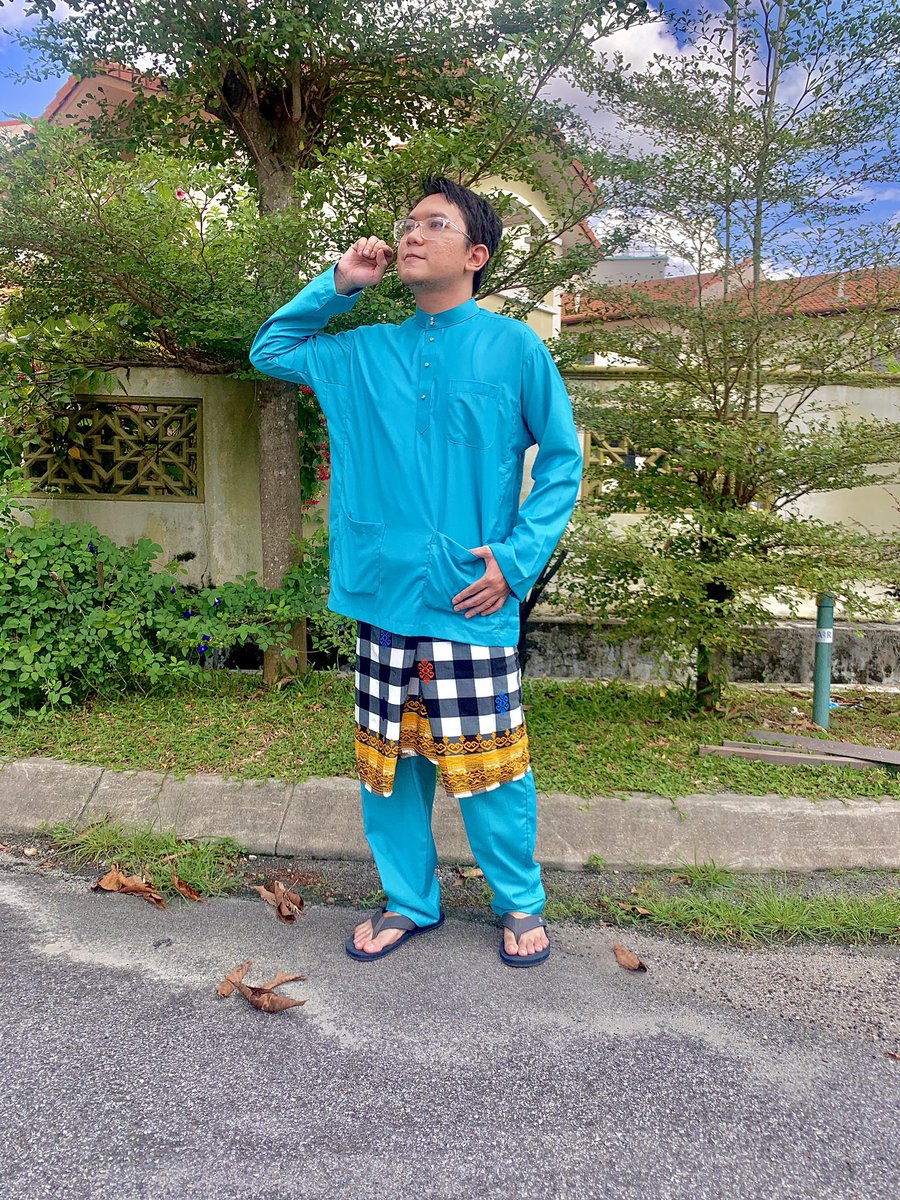 I hope its not too late to wish happy #EidUlFitr to all of my moots and followers. This is my raya ootd this year usually I don’t care for baju raya but this year I realised it is a part of the Eidfitr spirit that I’ve been missing all this time. Maaf Zahir Batin PEACE!