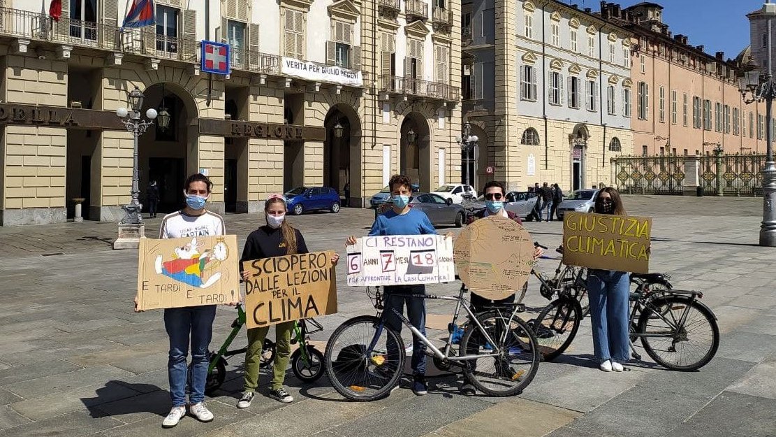 #ScioperoPerIlClima giorno 7 (Torino, Pavia, @FridaysGorizia, Catania)

Il #PNRR non rispetta l'accordo di Parigi.

#FridaysForFuture #ClimateStrike #GiustiziaClimatica  #MindTheGap @Palazzo_Chigi @regionepiemonte
