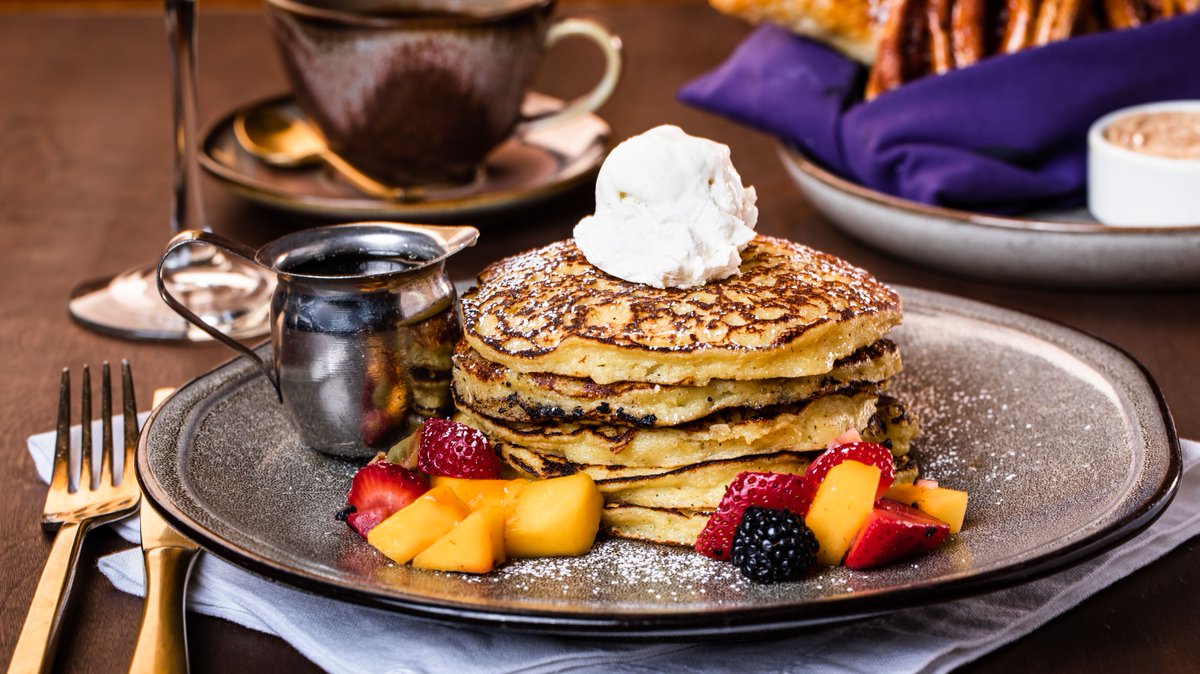A brunch in Vegas like no other. Try our 𝗖𝗢𝗥𝗡 𝗖𝗔𝗖𝗛𝗔𝗣𝗔 𝗣𝗔𝗡𝗖𝗔𝗞𝗘𝗦, served with tropical fruits, whipped coconut, maple syrup, agave syrup, and queso fresco. 😋 

Serving brunch in CHICA Las Vegas today from 8AM-4PM.