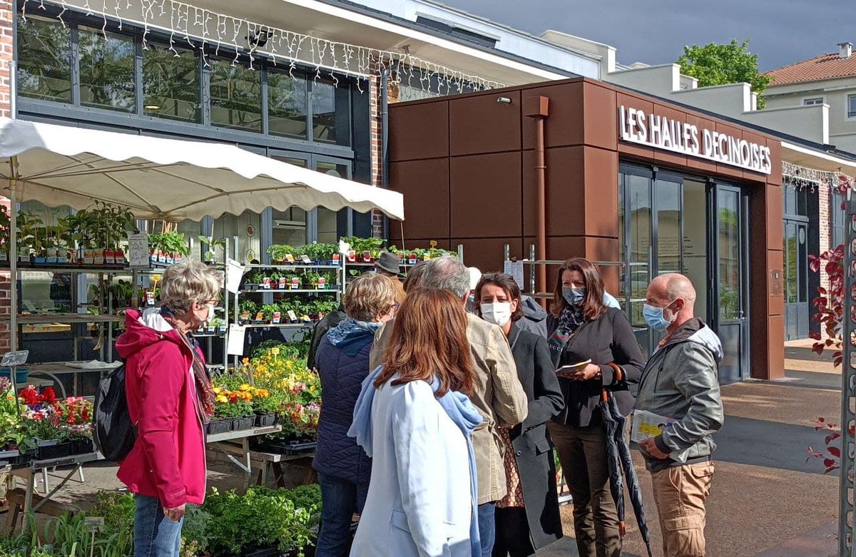 PSRhone's tweet photo. 🍓🥦🥕 Hier nous étions à Décines Charpieu sur le marché des producteurs dans les Halles Décinoises, et ce matin sur le marché de Givors. 
Sur la métropole de Lyon, comme dans toute la région, engagé.e.s pour porter l’#aternative avec @najatvb https://t.co/CQyUV9sbK8