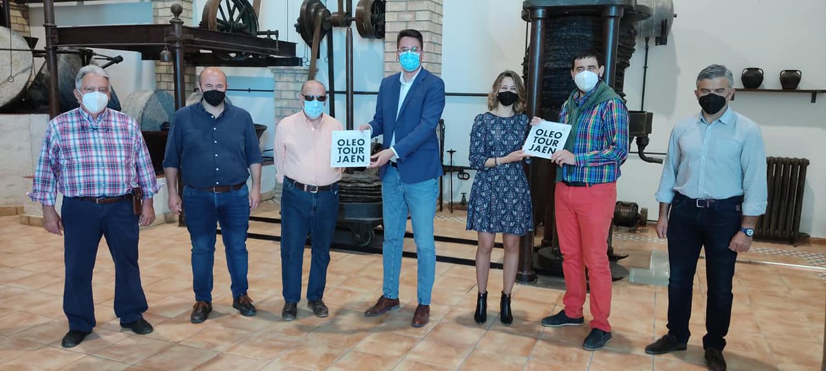 aceites_cazorla's tweet photo. 📌Visita del @AytodeCazorla y del Diputado de  Turismo Francisco Javier Lozano para otorgarnos las placas acreditativas por la @dipujaen al programa #OleotourJaén, proyecto en el que estamos inscritos desde el 2014 y del que ahora también forma parte  nuestro Centro Temático 🎉 https://t.co/SdpfY1PoTn