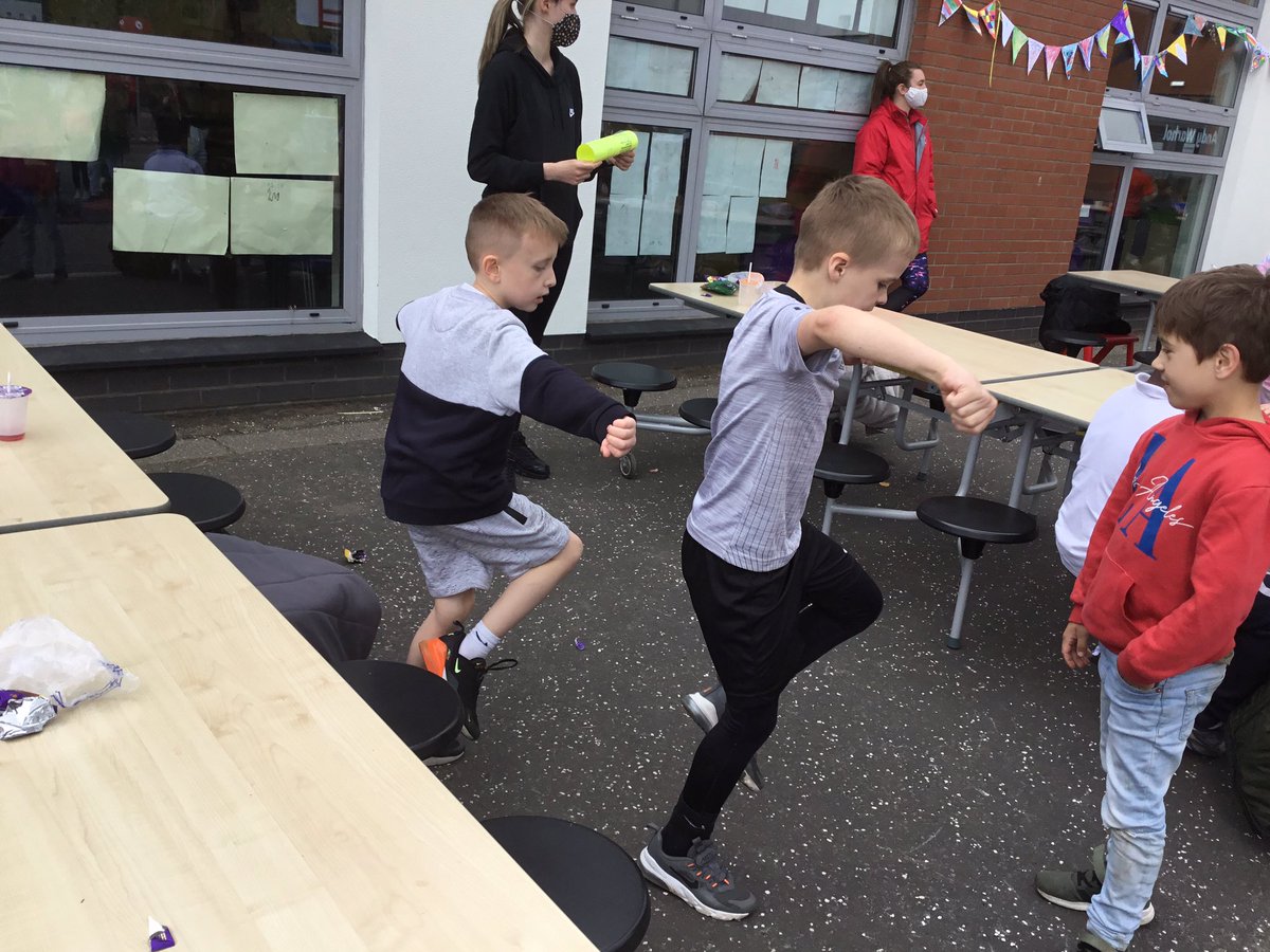 GlencoatsPS_'s tweet photo. Tannahill Garden Party with P4. We had a great time 😊. Happy Birthday to The Tannahill Centre🎂. https://t.co/XOSEj5GT3V