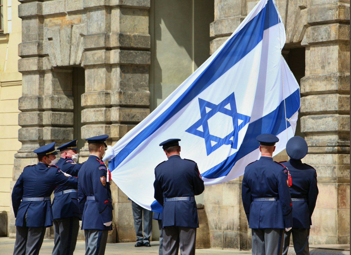 dailyaz1's tweet image. 🇨🇿🇮🇱 Under the direction of the Czech President, the Israeli flag was hoisted in the courtyard of Prague Castle as a sign of unconditional support for Israel.

#Israel #CzechRepublic