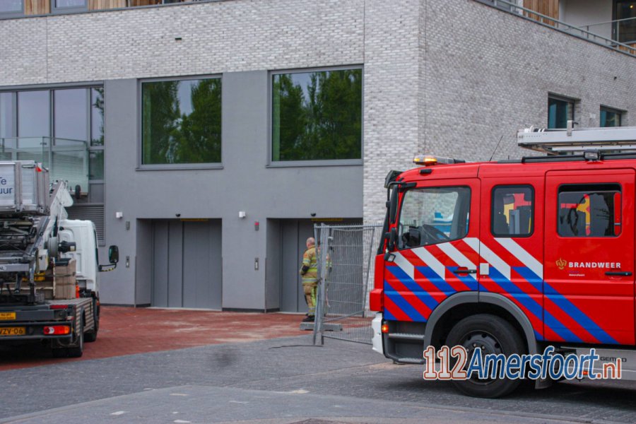 Persoon met auto vast in lift aan de Eemlaan in #Amersfoort. 112Amersfoort.