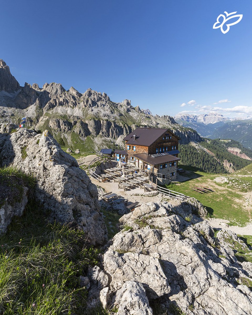 🇮🇹
Tra le tante storie di #DonnedoloMitiche, oggi ti raccontiamo quella di Roberta Silva, che gestisce da anni il Rifugio Roda di Vael: ➡️ tinyurl.com/RobertaSilvaIt

[📍 <a href="/valdifassa/">Val di Fassa</a> - 📷 A. Gruzza]
#visittrentino
<a href="/DolomitesUNESCO/">Dolomites UNESCO</a>