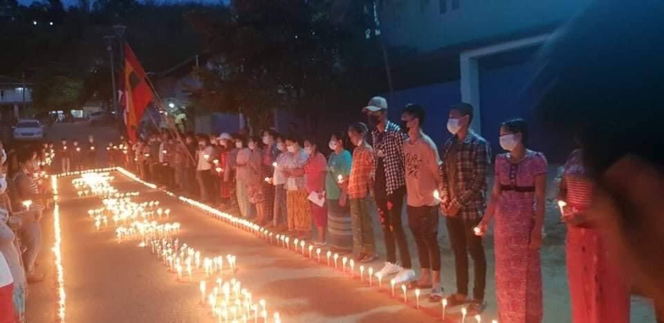 A night strike was held by the local people in Mashikahtaung Hpakant tonight. They’ve been staging night strike everyday since February. #WhatsHappeningInMyanmar #MilkTeaAlliance #May14Coup