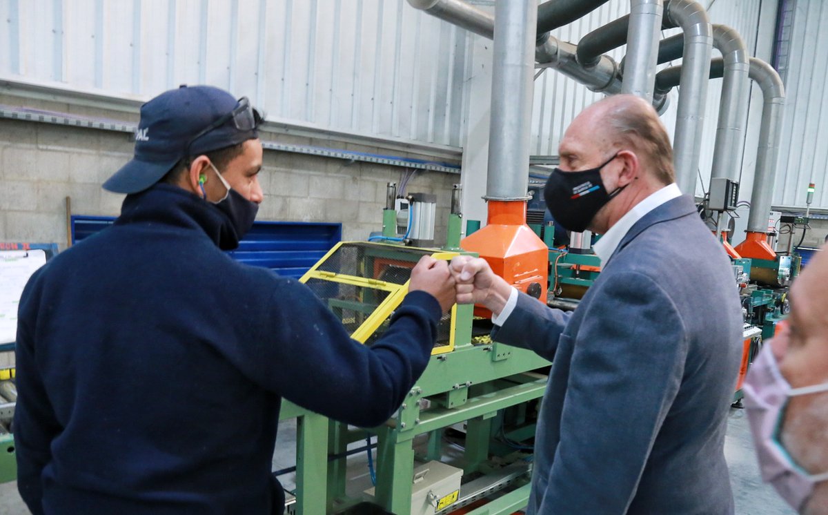 omarperotti's tweet photo. Junto al Embajador @danielscioli recorrimos #Vipal en #Pérez. Esta empresa generará en nuestra provincia, más de 270 puestos de trabajo a través de nuevas inversiones, por más 10 millones de dólares. https://t.co/EUeP3wabtx