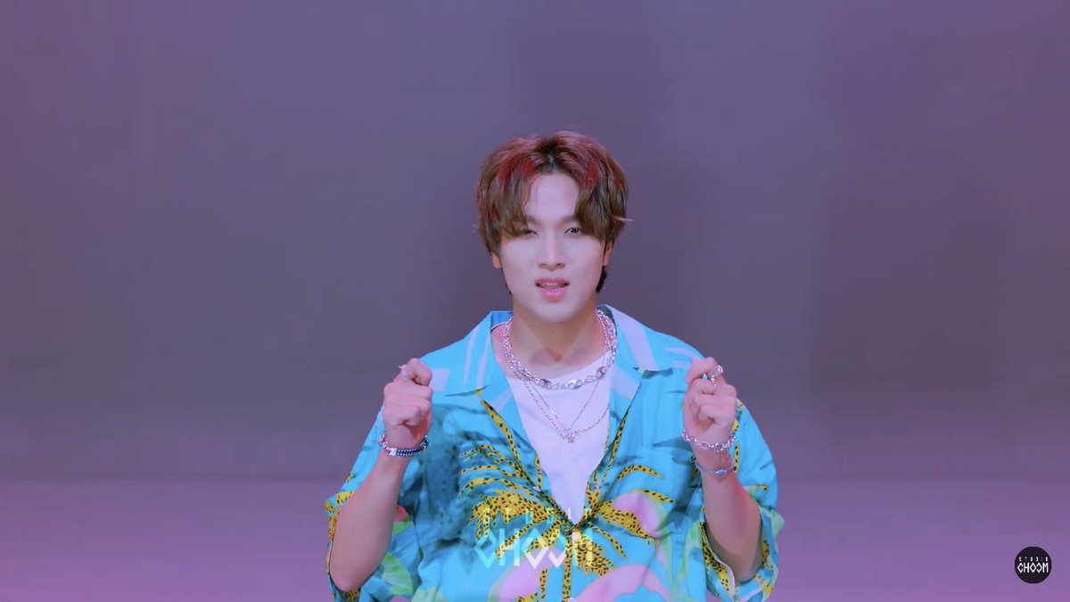 HCLOOKS's tweet photo. studio choom #haechan https://t.co/MdOvPQWeKw