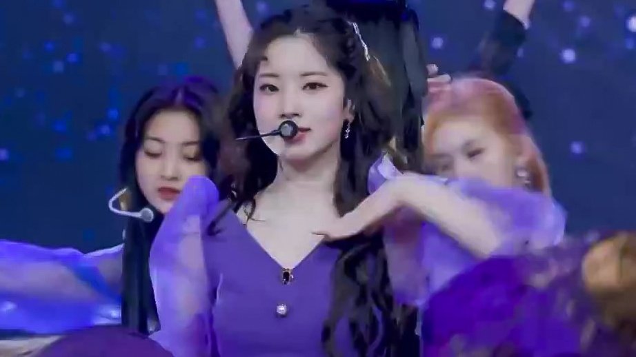 KDHLOOKS's tweet photo. wavy hair suits dahyun. she's so pretty! 
#DAHYUN #다현 https://t.co/YzRVypmrsE