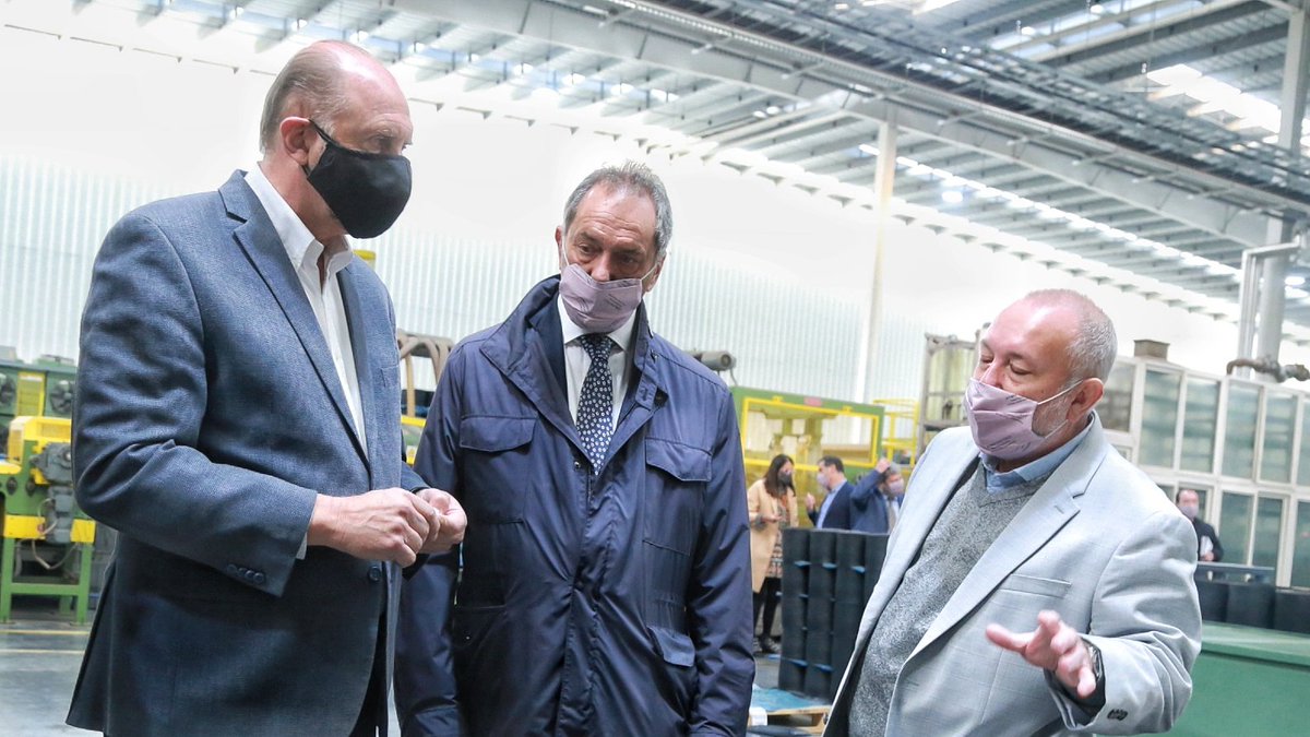 omarperotti's tweet photo. Junto al Embajador @danielscioli recorrimos #Vipal en #Pérez. Esta empresa generará en nuestra provincia, más de 270 puestos de trabajo a través de nuevas inversiones, por más 10 millones de dólares. https://t.co/EUeP3wabtx